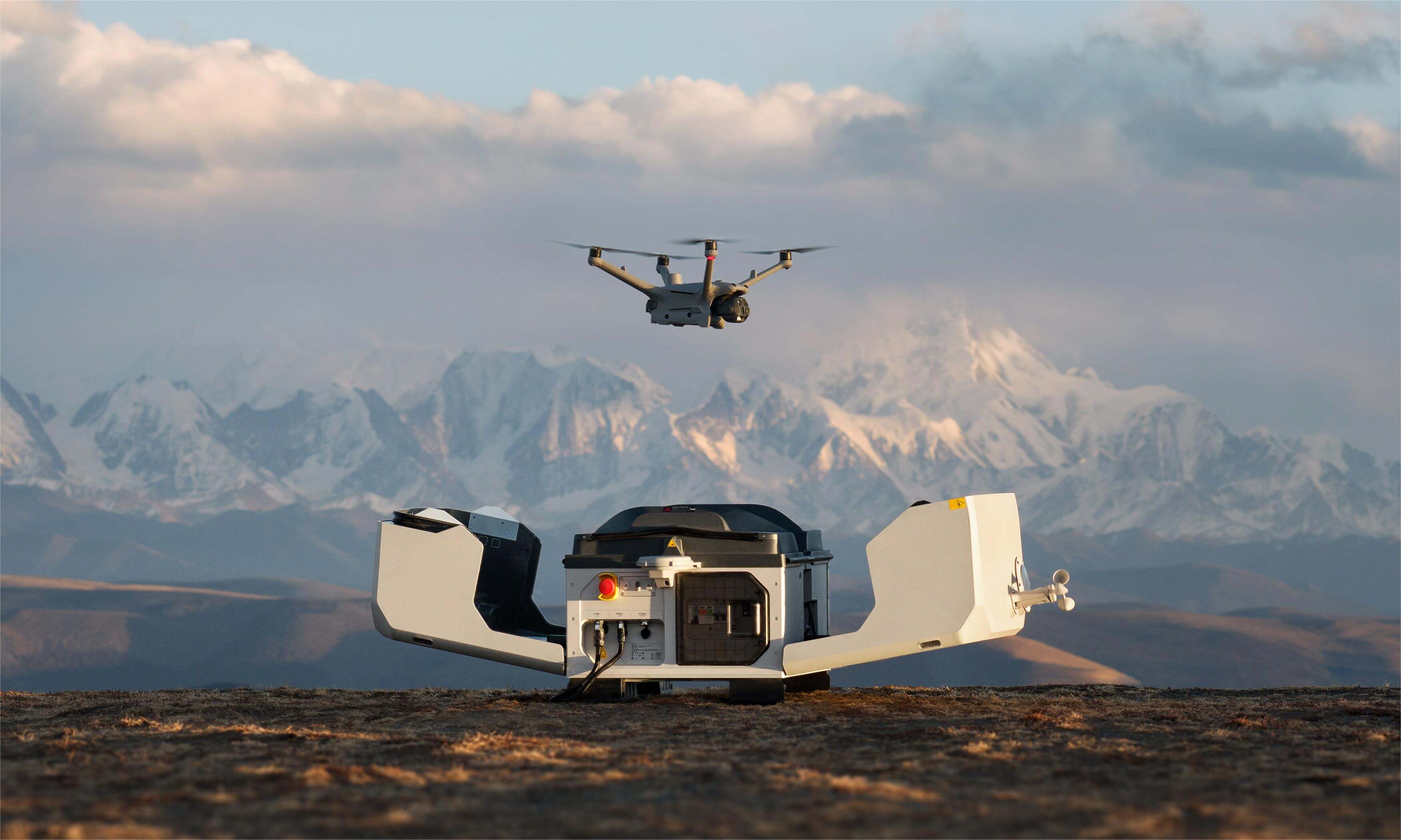 Drones DJI Matrice volando sobre desierto — 27 Tecnología Industrial